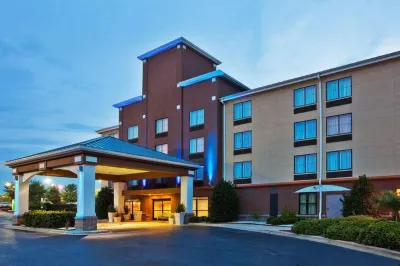 Holiday Inn Express & Suites Charlotte-Concord-I-85 Отели в г. Конкорд