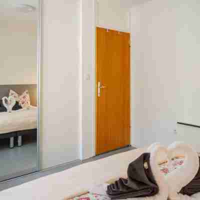 Apartment Sleeps 4 with Free Parking Rooms