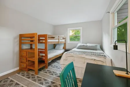 Recently Updated 3 Bedroom House, Fire Pit, Hot Tub, Game Room