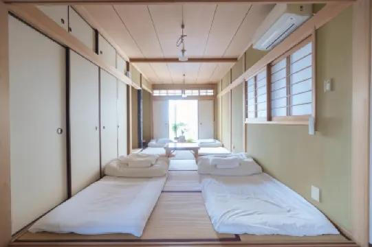 Hostel Ini Kobe & Brun Donut Cafe Hotel di 