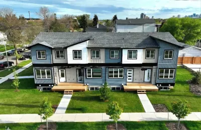 Beautiful 3 bedroom townhouse in downtown Edmonton. Hotels near Londonderry Mall