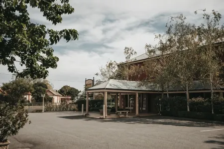 The Lawson Riverside Suites Отели в г. Уогга-Уогга