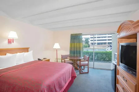 Days Inn by Wyndham Tallahassee University Center Отели в г. Таллахасси