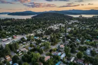 Fire Pit, Spacious Deck and Fenced Yard - Charming Cozy Haven Hotels in Coeur d'Alene
