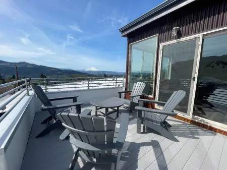 The Mountain View Penthouse in the Heart of Downtown White Salmon, Loft 18