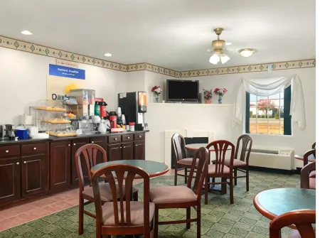 Days Inn by Wyndham Lincoln Отели в г. Риверсайд