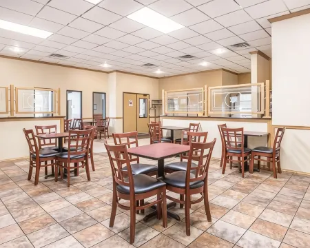 FairBridge Inn & Suites Glendive Отели рядом с достопримечательностью «Парк штата Макошика»
