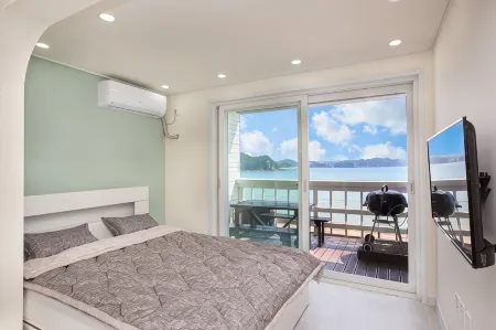 Taean Rose Pension Отели рядом с достопримечательностью «Mallip'o-haesuyokchang»