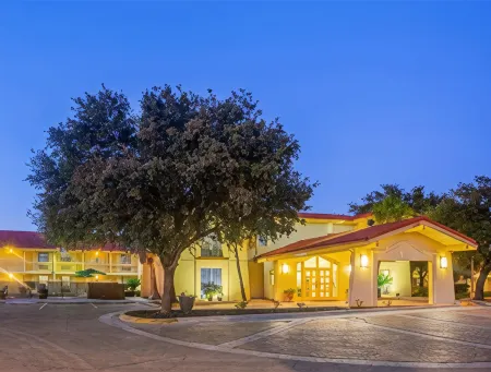 Super 8 by Wyndham Eagle Pass