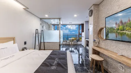 Buan Happy Tree Family Hotel Отели рядом с достопримечательностью «Byeonsan Beach»