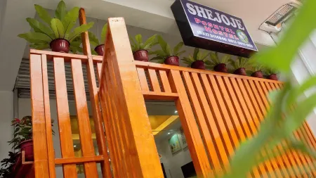 Shejoje Poshtel Hostel Отели рядом с достопримечательностью «Азиан Колледж Оф Текнолоджи»