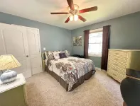 Charming Lake Front Cabin - 3-bedroom house with AC, WiFi in serene Hubbard Lake
