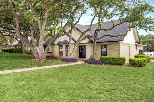 Family Retreat in the Heart of San Antonio! Heated Pool - Hot Tub - Game Room