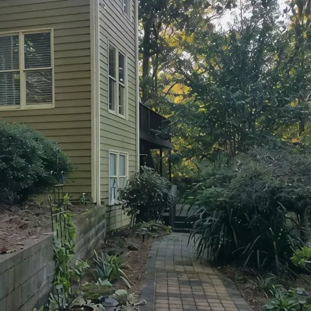 Wooded Oasis: Safe & Secluded 2BR, Full Bath Retreat