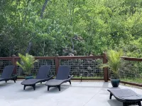 Cozy Retreat with Swimming Pool Nestled Among Mountain Laurels & Sunsets.
