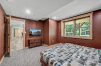 NEW 4-bedroom home, private, hot tub, fenced yard, pet friendly - 부티크