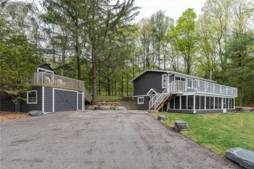 Muskoka lakefront,private sand beach ,cosy-family cottage