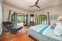 Large 1&2/BD Private Villas, Ocean Views, Lovely Pool, Ideal Location