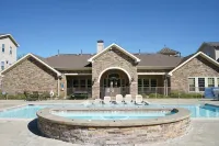 "Spacious 4-Bedroom Apartment in the Heart of Warrensburg near UCM!