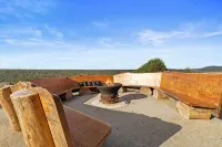 Rustic country lodge with spectacular fire pit and nearby hiking trails