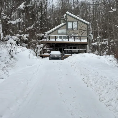 3-bedroom chalet in marvelous Ellicottville with WiFi, sauna, deck and grill