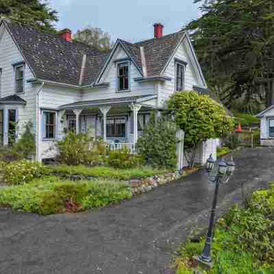 Dennen's Victorian Farmhouse Hotel Exterior