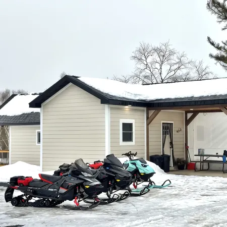 J19 South • Direct Trail Access  • King Suite • in Town • Fast WiFi • Sleeps 7