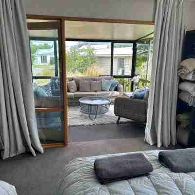 Large Sunny Holiday Home Rooms