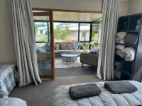 Large Sunny Holiday Home - جاكوزي