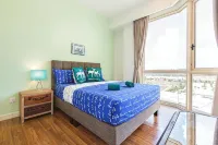 HostaHome Suites at Afiniti Residence Walk to Legoland - 屋上プール