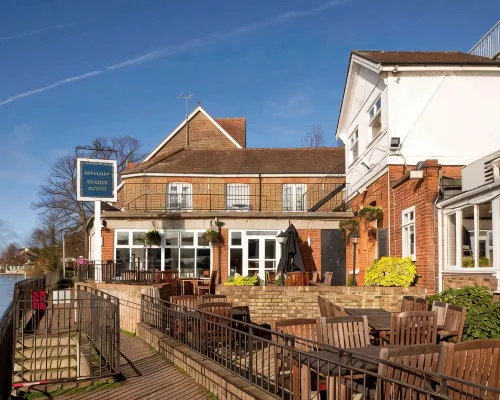 Sunday London Staines-upon-Thames Heathrow T5 Hotel a Staines