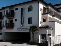 Carousel Beach Inn - Motels