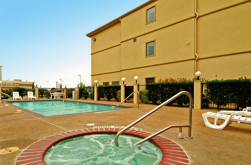 Best Western Plus Denton Inn Suites photo 3