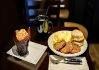 Port Inn and Suites Portsmouth, Ascend Hotel Collection - breakfast