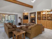 Spacious Sunriver retreat w/hot tub + bikes. Family + Pet Friendly! 선리버 호텔