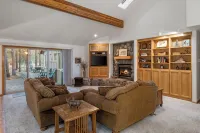 Spacious Sunriver retreat w/hot tub + bikes.  Family + Pet Friendly!