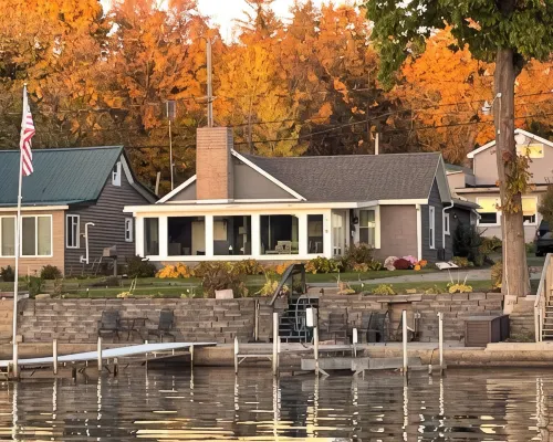 Lamoka Lake House with Sundeck and Dock in the Finger Lakes Hoteles en Tyrone