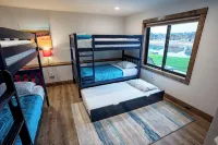 Sunset Shore: Private Beach; Garage Bar; Near WI Dells; King Beds, Massage Chair