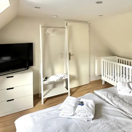 First class house close to the beach, fenced garden 8 adults + children