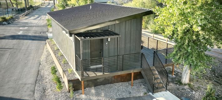 Cozy Riverfront cabin in Lux RV Resort w/ beautiful views in lovely South Weber 베버 카운티 호텔