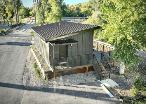 Cozy Riverfront cabin in Lux RV Resort w/ beautiful views in lovely South Weber - 4 estrellas