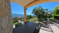 Villa Arianna – Panorama Suite, Lake Garda view apartment with pool