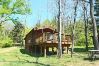 Adorable river front  cabin ,with hot tub on the River