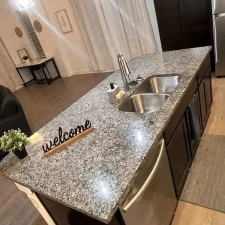 Charming 1-bedroom apartment in Leander, featuring AC, WiFi Отели в г. Леандер