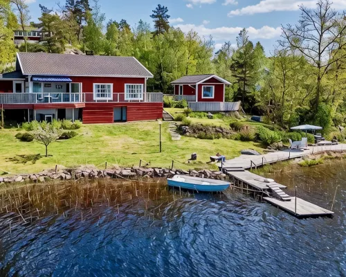 Waterfront Guesthouse with Private Dock & Rowboat Hotels in Trollhattan