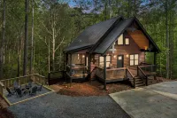 2024 Modern 3/2.5 cabin with Game Room, Hot tub Secluded Near downtown Ellijay - Chalets