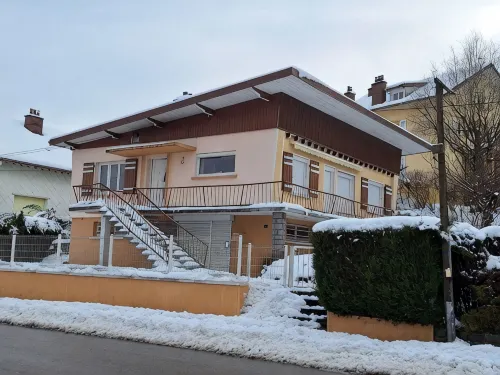 Sunny House with a Terrace, 4 Bedrooms, 2 Bathrooms, Sleeps 9–11 People. - balcony