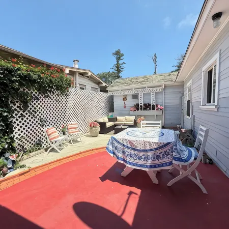 La Jolla White Door Cottage walking distance to beach, cove, shops, &restaurants