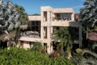 Private Luxurious Beachfront Villa with Chef, Household Staff, Concierge - Villas
