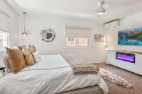 Aspen Core Designer 4 Bdrm, Walk to Everything , A/C, Parking